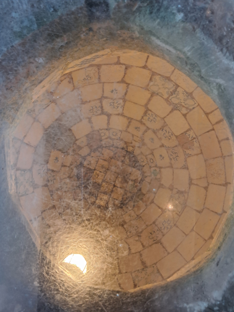 Detall de la sitja situada a l'interior de la planta baixa.