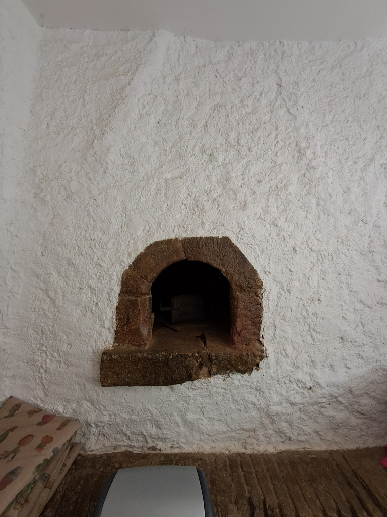 Vista del forn que encara es conserva a l'interior de la planta baixa.