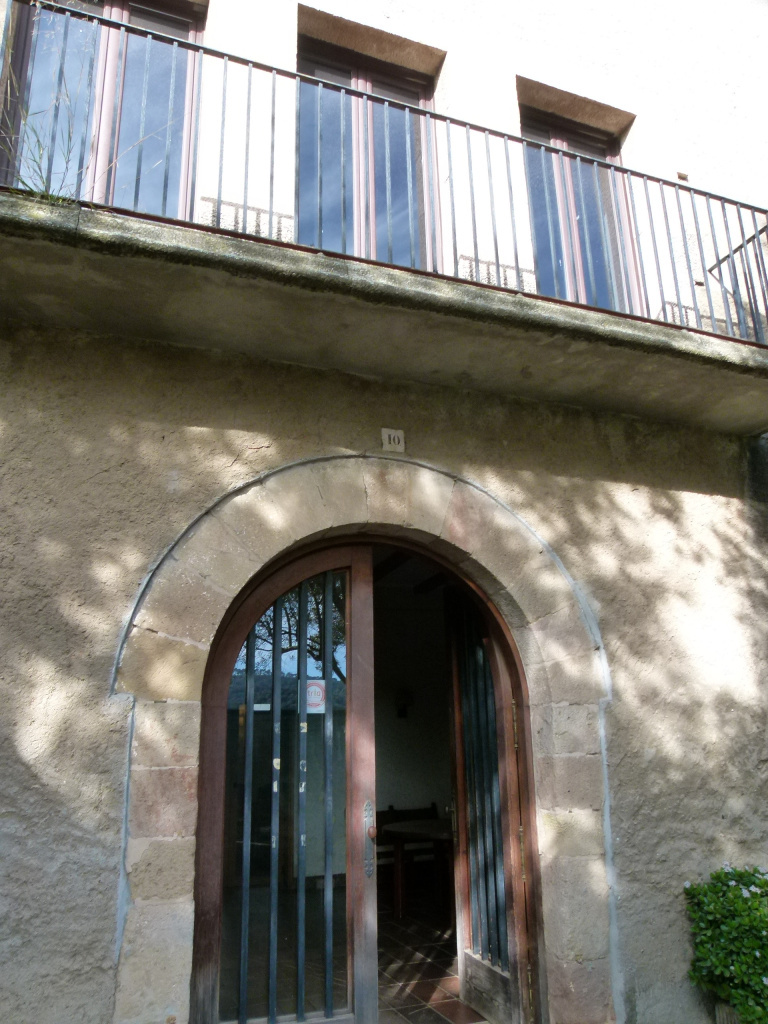 Vista detall de la façana.