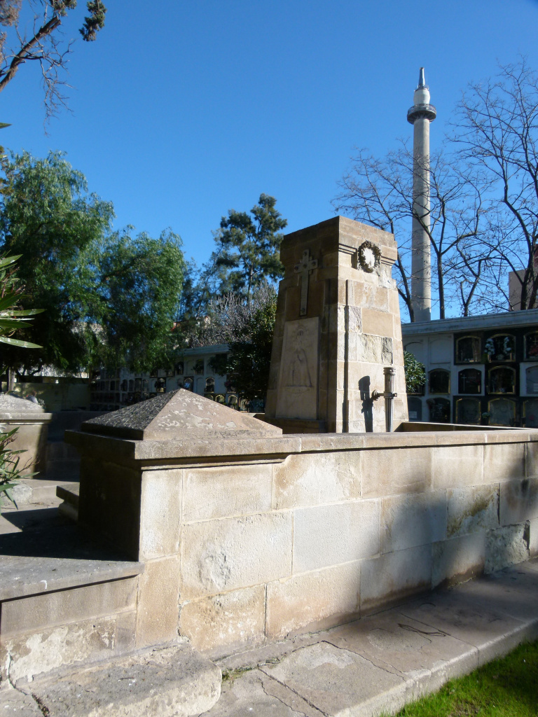 Vista detall del panteó de la família Coquillat-Lora, amb la xemeneia de La Sanson al fons. 