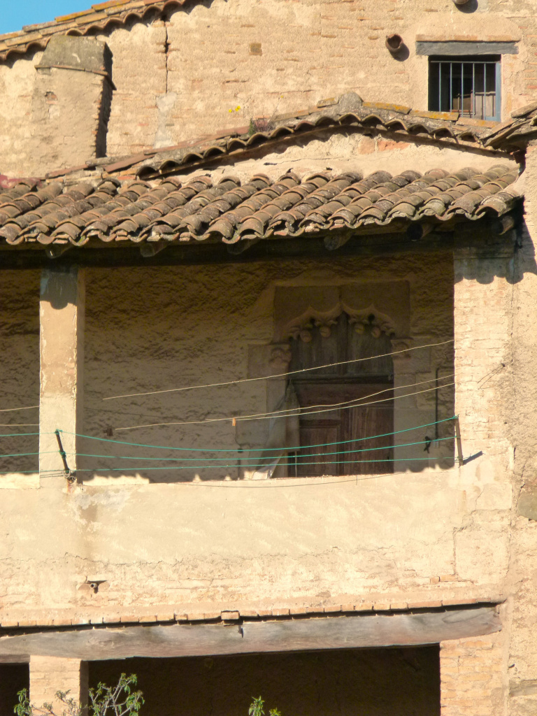 Vista detall de la finestra gòtica de la façana sud.
