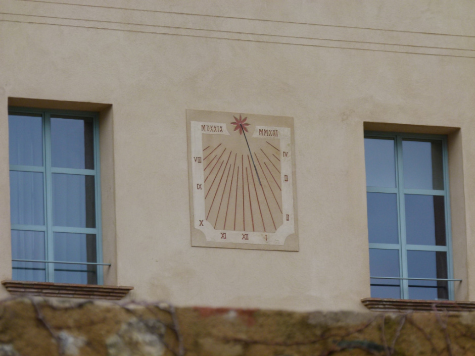 Vista detall de l'emplaçament del rellotge a la façana.