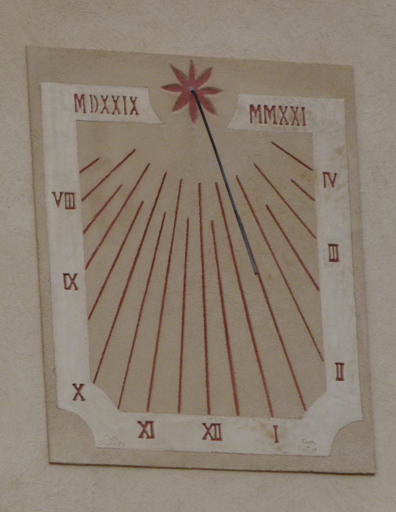 Vista detall del rellotge de sol.