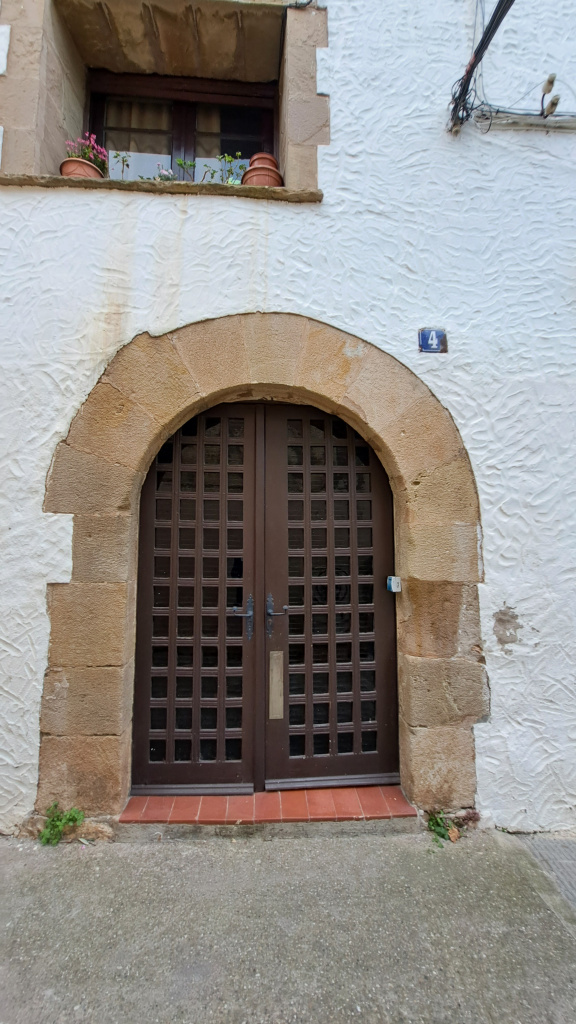 Detall del portal dovellat.