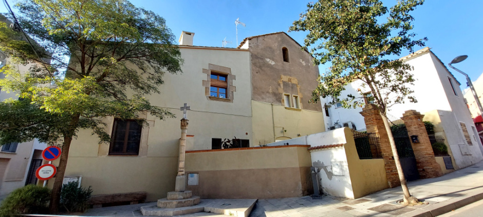 Vista general de la seva situació al costat de la casa de l'hostal.