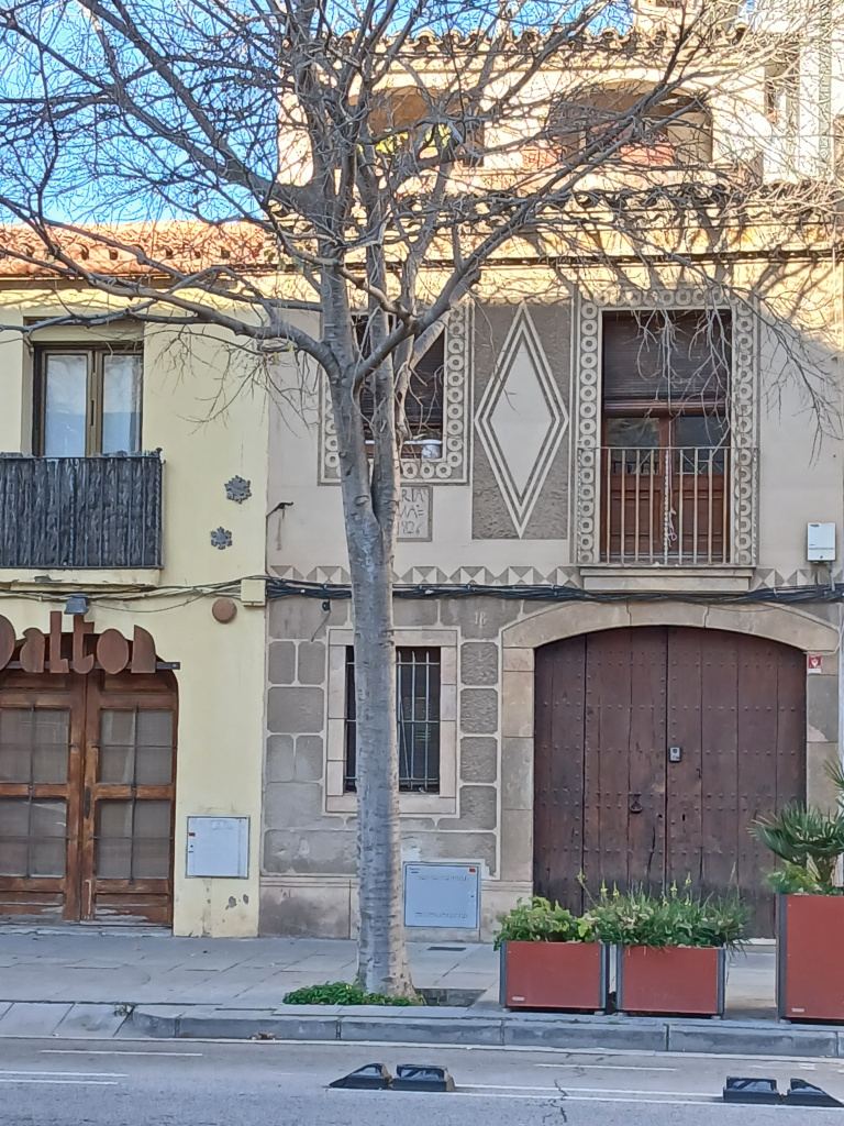 Vista general de la façana d'una de les finques.