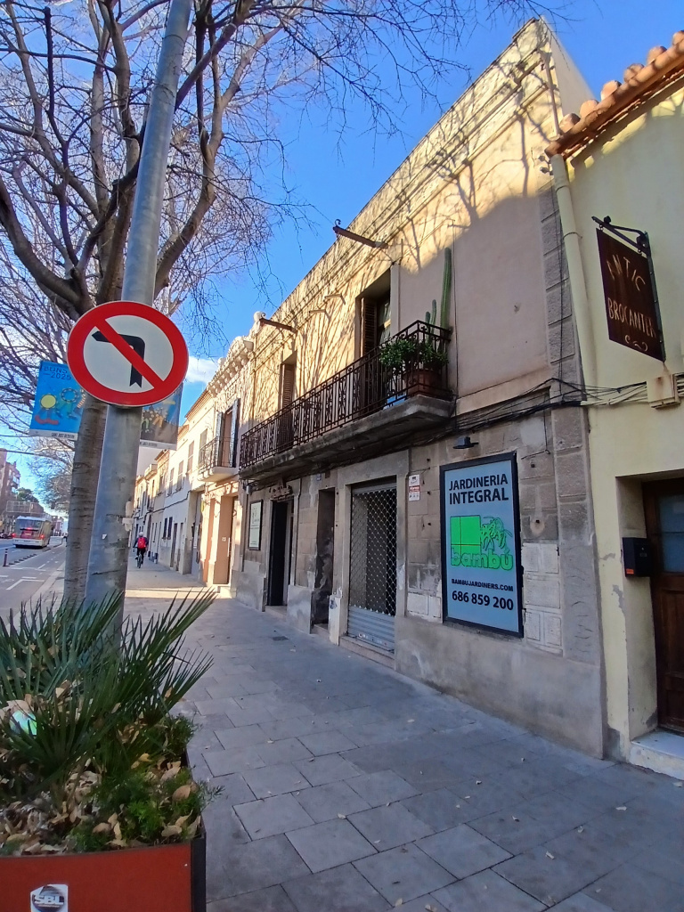 Vista general de la façana d'una de les finques.