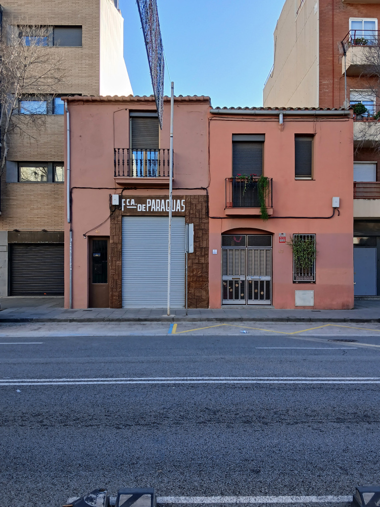 Vista general de la façana d'una de les finques.