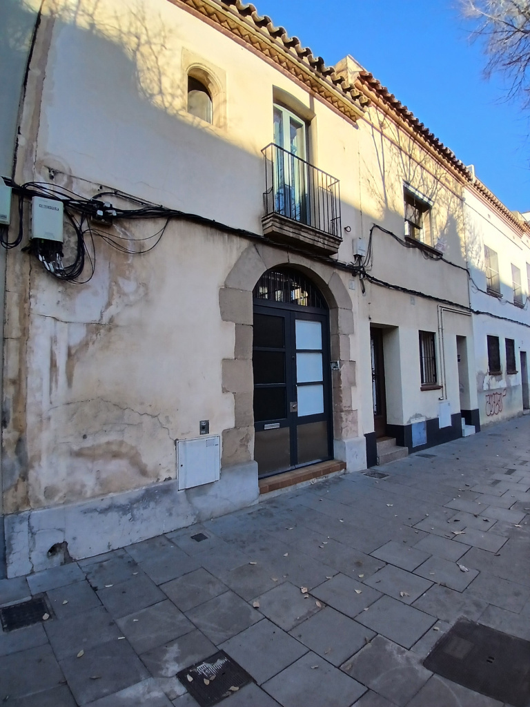 Vista general de la façana d'una de les finques.