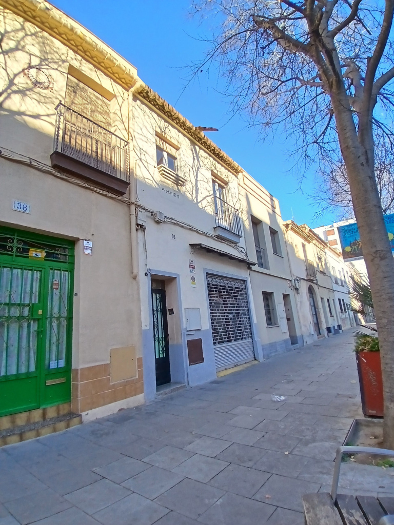 Vista general de la façana d'una de les finques.