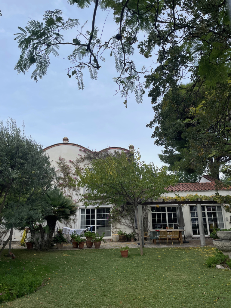 Vista general del jardí i la façana de la casa.