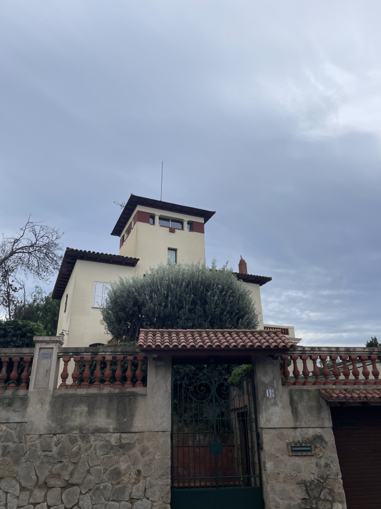 Vista lateral de la façana.