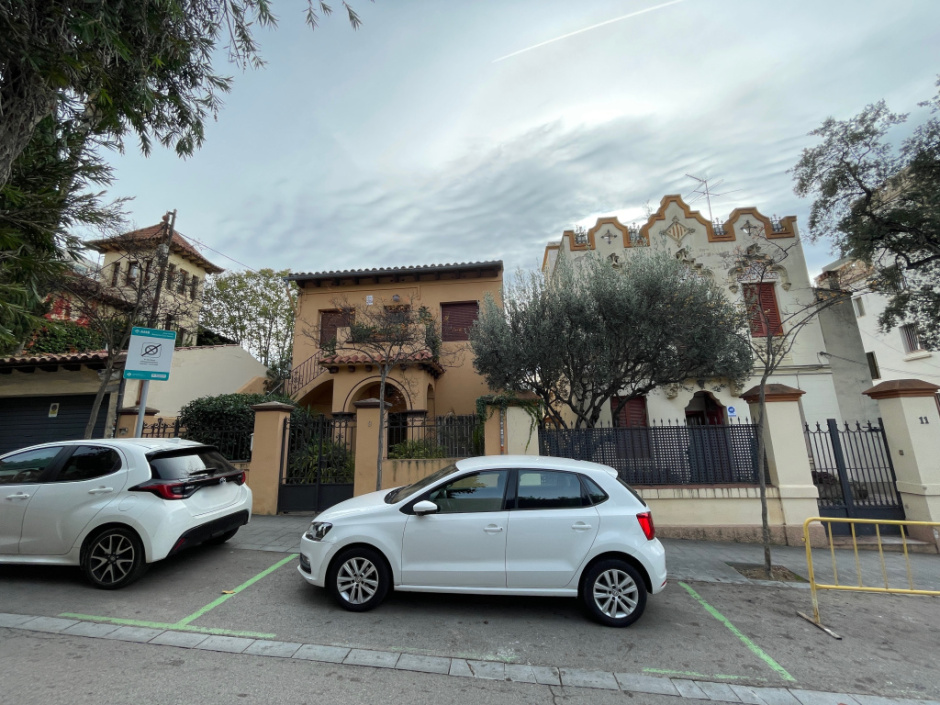 Vista general d'alguns edificis del carrer.