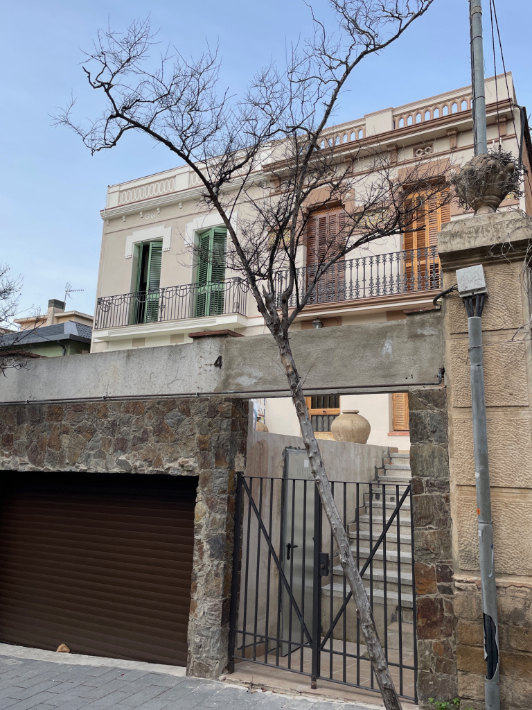 Vista detall de la casa Orriols.