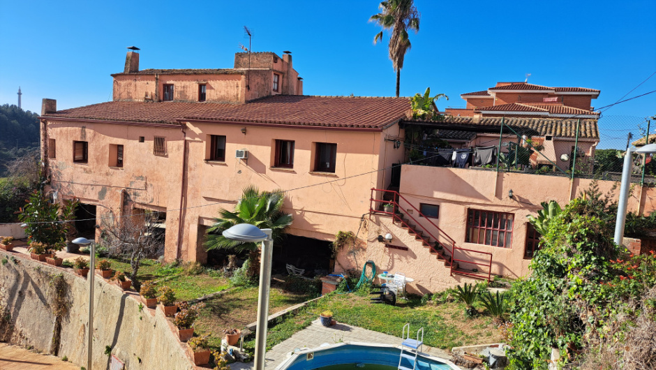 Vista detall de la façana lateral.