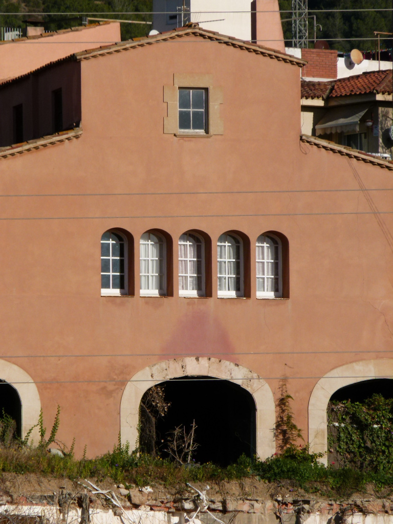 Vista detall de la façana principal. 