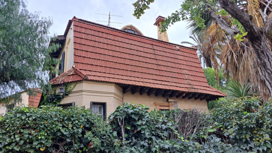 Vista detall de la coberta d'una casa.