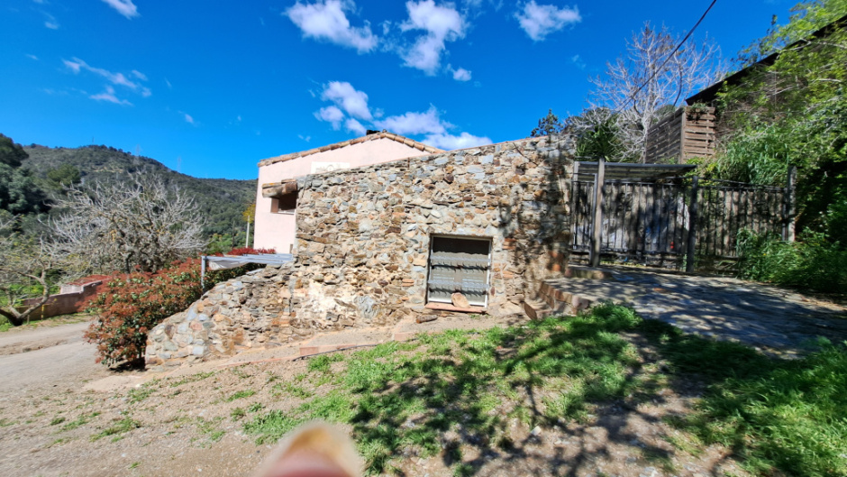 Façana meridional de la construcció. Al fons s'aprecia la part superior del rellotge de sol.