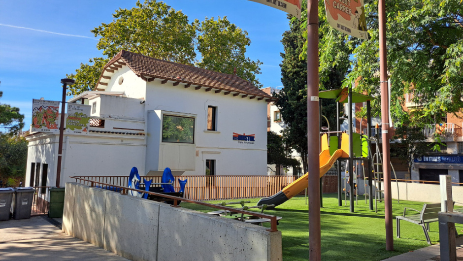 Vista lateral de la façana i emplaçament.