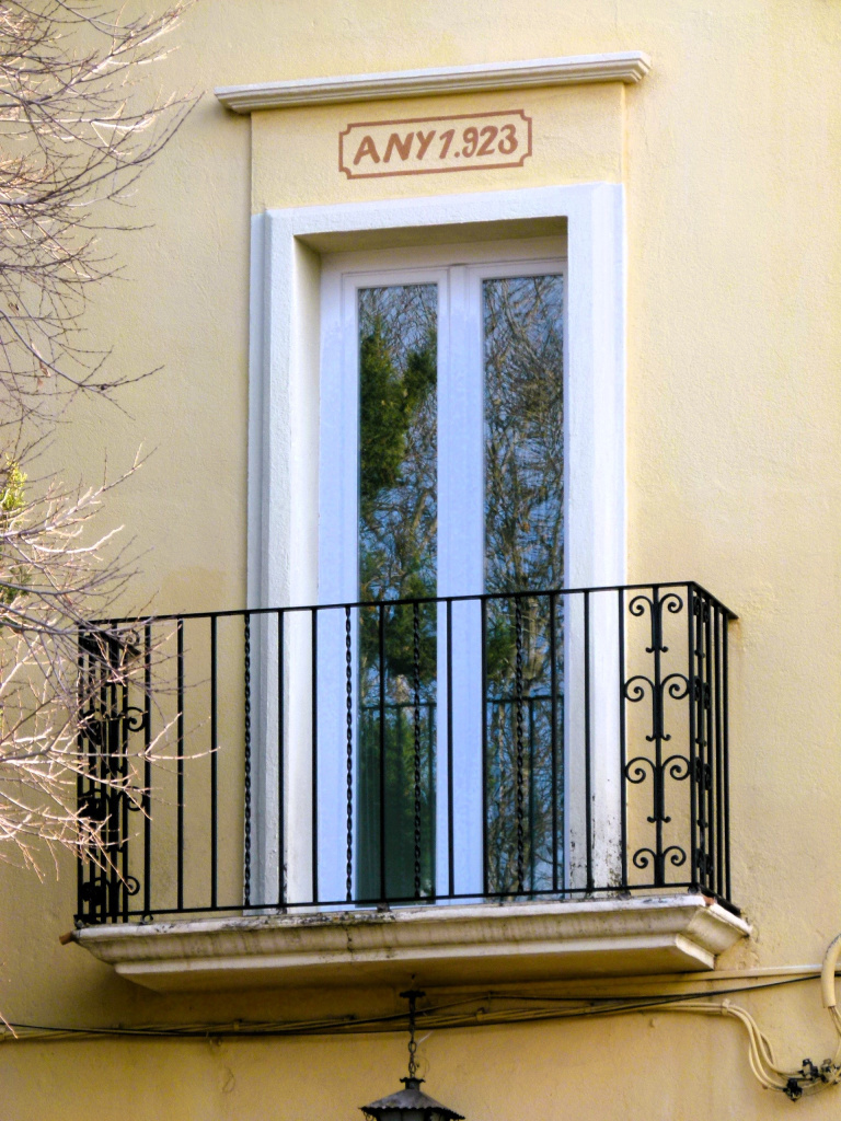 Detall del balcó amb la inscripció de l'any de construcció.