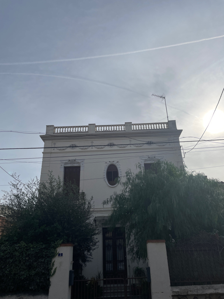 Vista general de la façana i del jardí.