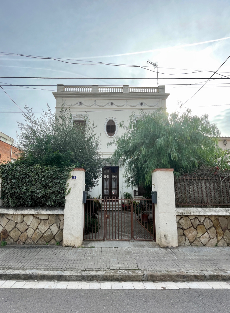 Vista general de la façana i del jardí.