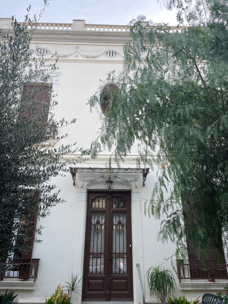 Vista detall de la façana.