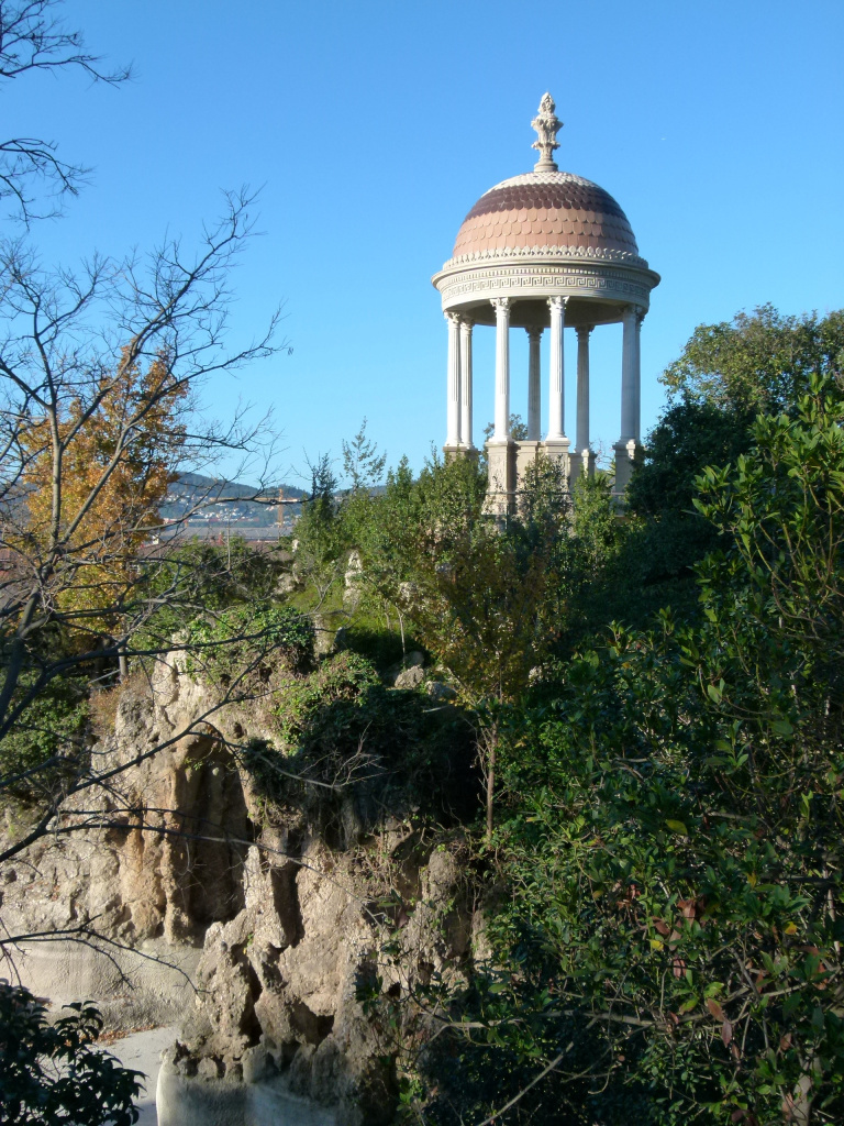 Templet de l'estany que pertany al terme municipal de Sant Joan Despí.