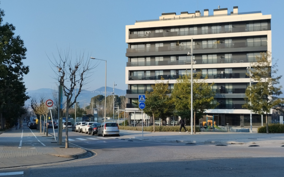 Vista de l'avinguda Torreblanca a la seva confluència amb la carretera N-340.