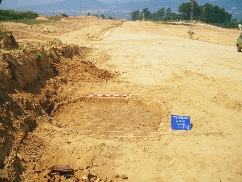 Estructura documentada durant la intervenció arqueològica de l'any 1986. (Autor: Joaquim Folch. Font: Arxiu Àrea de Coneixement i Recerca DGPC).