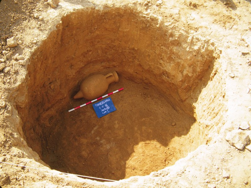 Sitja documentada durant la intervenció arqueològica de l'any 1986. (Autor: Joaquim Folch. Font: Arxiu Àrea de Coneixement i Recerca DGPC).