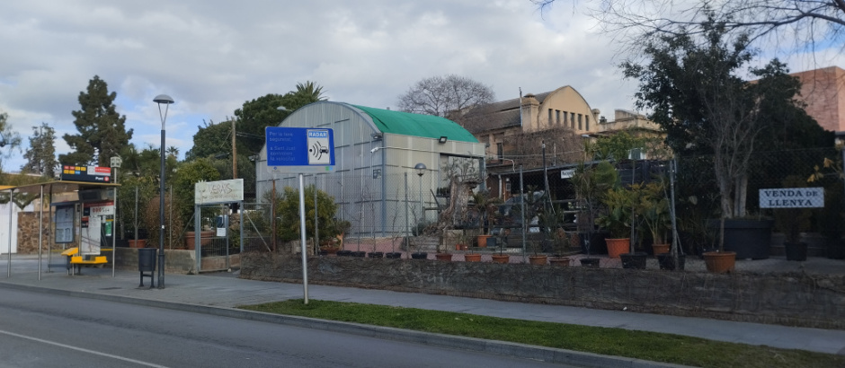 Vista actual del solar excavat l'any 2004, ocupat pel Centre de Jardineria Verns al número 14 de la rambla de Sant Just. 