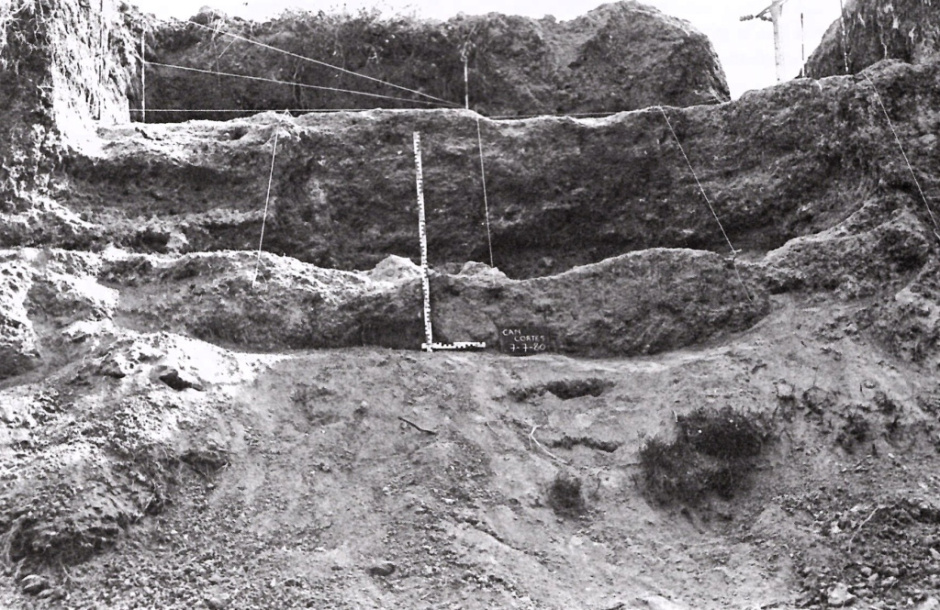 Detall de les restes del fons de cabana durant l'excavació de 1980. (Autora: Àngels Petit i Jordi Rovira. font: La unitat habitacional de Can Cortès (Sant Just Desvern, Barcelonès). Una cabana del Bronze Final a l'antic estuari del riu Llobregat).