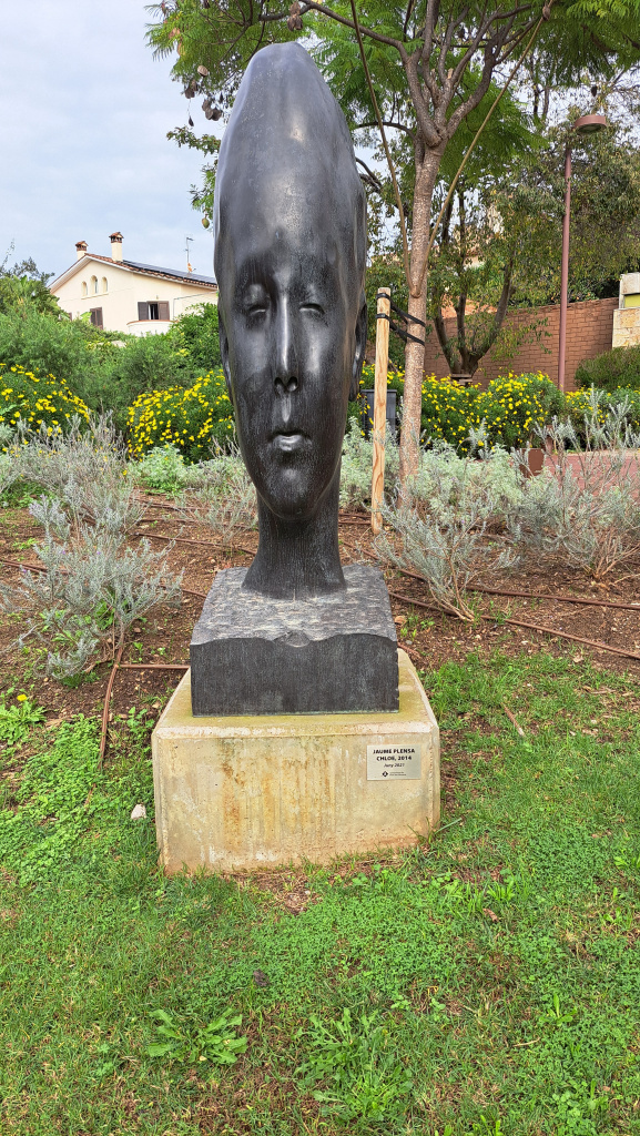 Vista fronta de l'escultura.