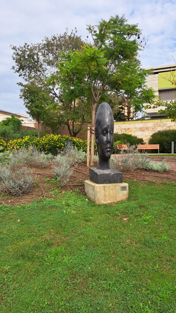 L'escultura en el seu entorn.