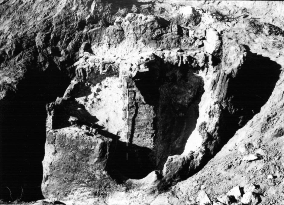 Vista del forn de calç localitzat a la part inferior de l'ITV, documentat l'any 1986. (Autor: Jordi Vallès. Font: Arxiu Àrea de Coneixement i Recerca DGPC).  