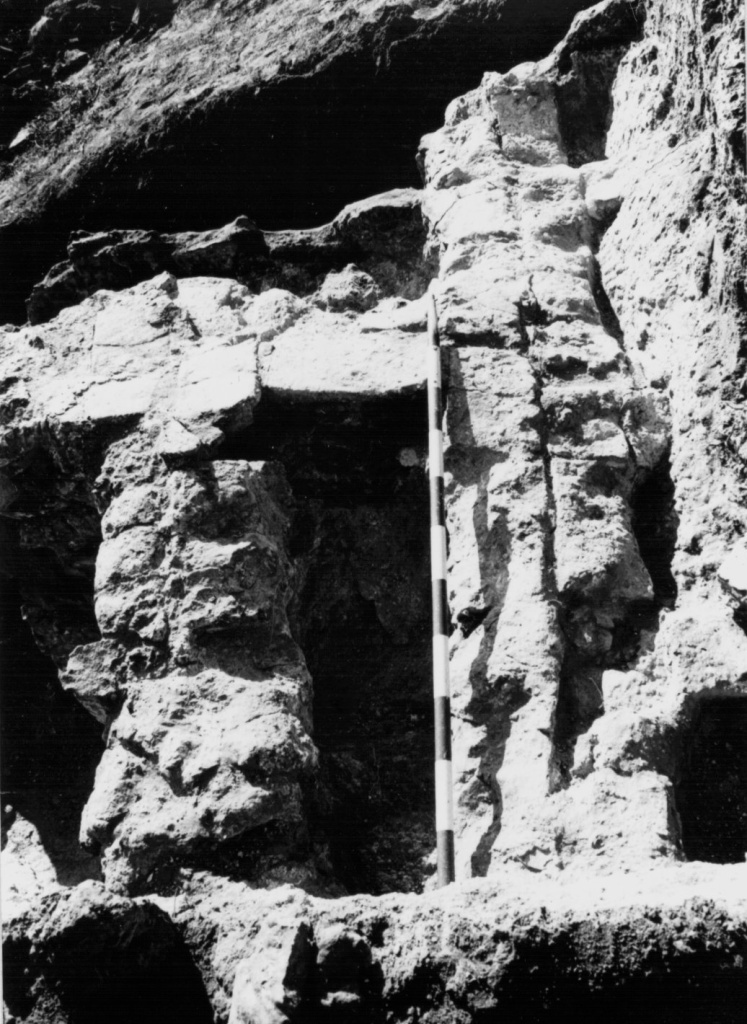 Vista del forn de terrissa localitzat a la part superior i documentat l'any 1986. (Autor: Jordi Vallès. Font: Arxiu Àrea de Coneixement i Recerca DGPC).