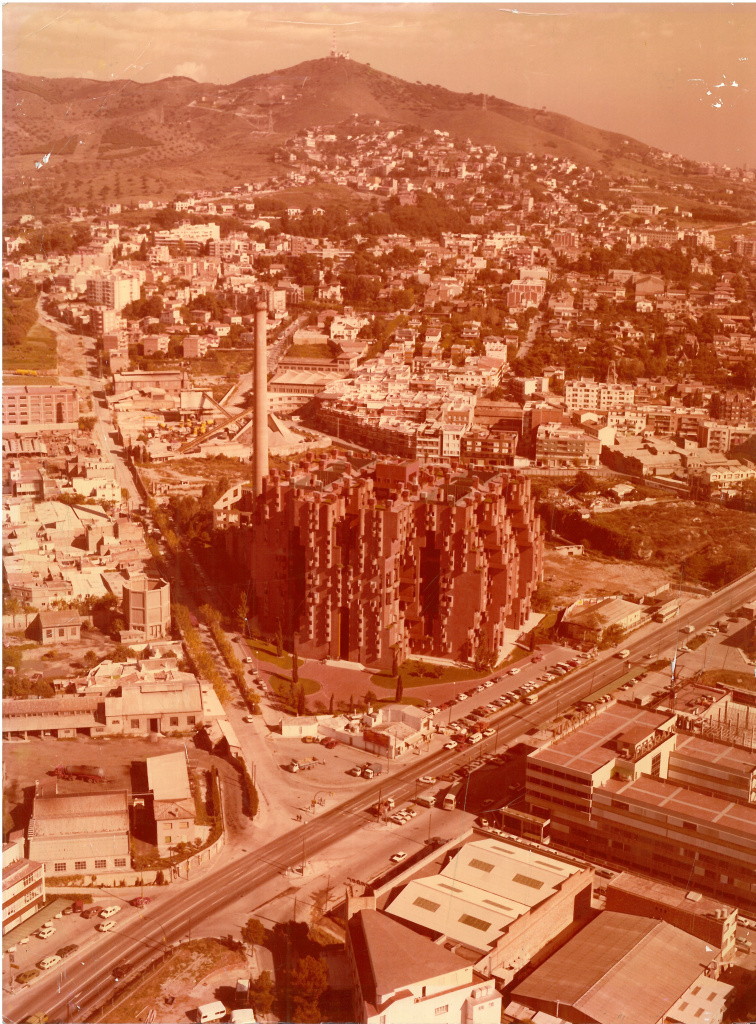 Vista de la Fàbrica Les Cadenes a la cantonada inferior esquerra, a finals de la dècada de 1970. Font: Arxiu Municipal de Sant Just Desvern.