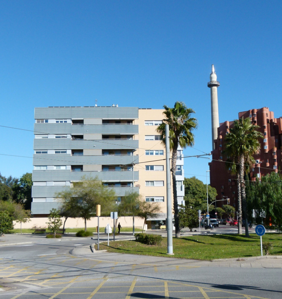 Vista actual de l'emplaçament del jaciment de Quatre Camis-Fàbrica Les Cadenes, entre la Carretera Reial i l'avinguda de la Indústria.