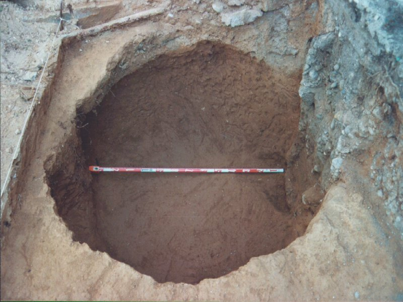 Sitja documenda durant l'excavació de l'any 2000. (Autor: Raúl Sanz. Font: Arxiu Àrea de Coneixement i Recerca DGPC). 