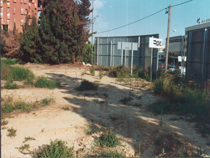 Vista del solar del jaciment de Quatre Camis-Fàbrica Les Cadenes l'any 2000. Al fons l'edifici Walden. (Autor: Raúl Sanz. Font: Arxiu Àrea de Coneixement i Recerca DGPC).