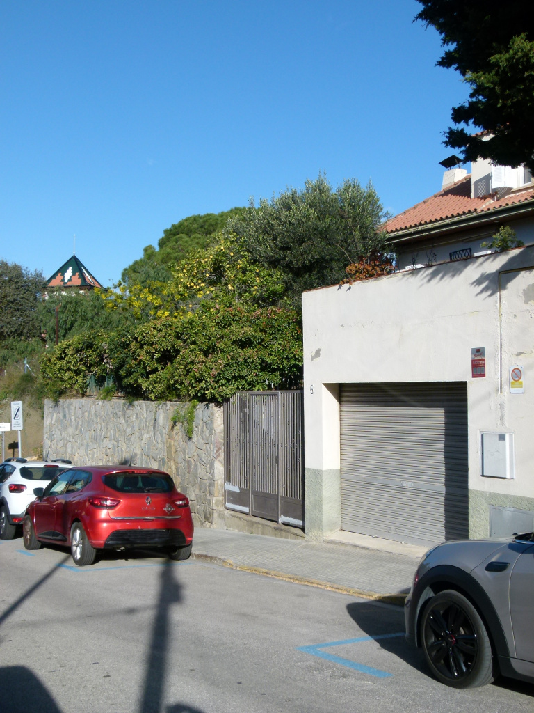 Vista del número 5 del carrer Mossèn Antonino Tenas, punt a on es va localitzar la sitja. 