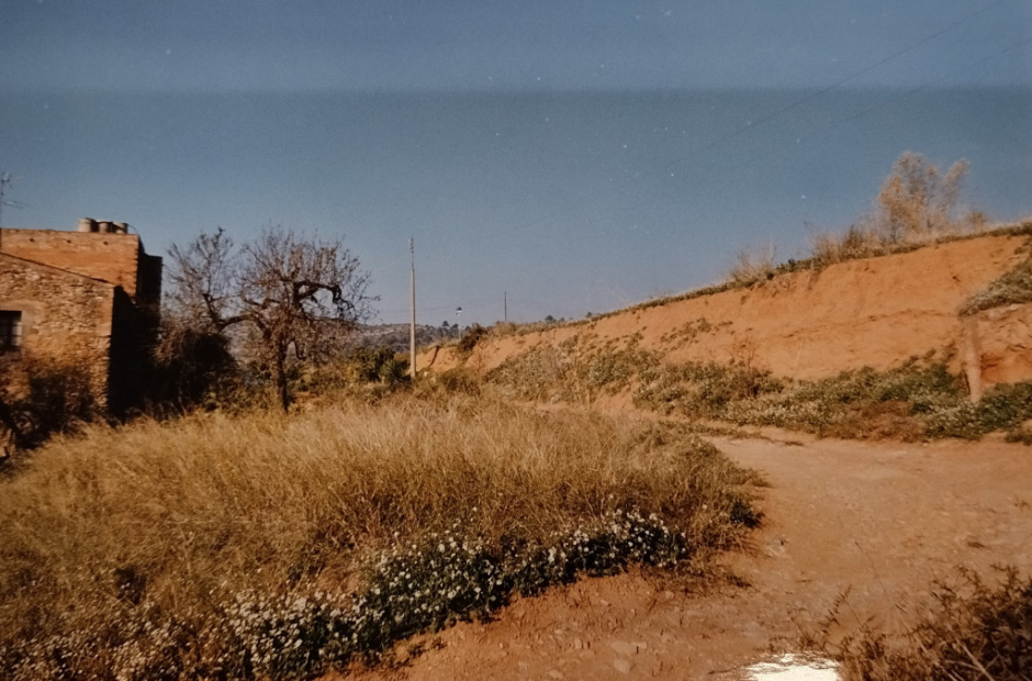 Vista de l'emplaçament al marge del camí l'any 2002. Foto: Goretti Vila. Font: Arxiu Municipal de Sant Just Desvern.