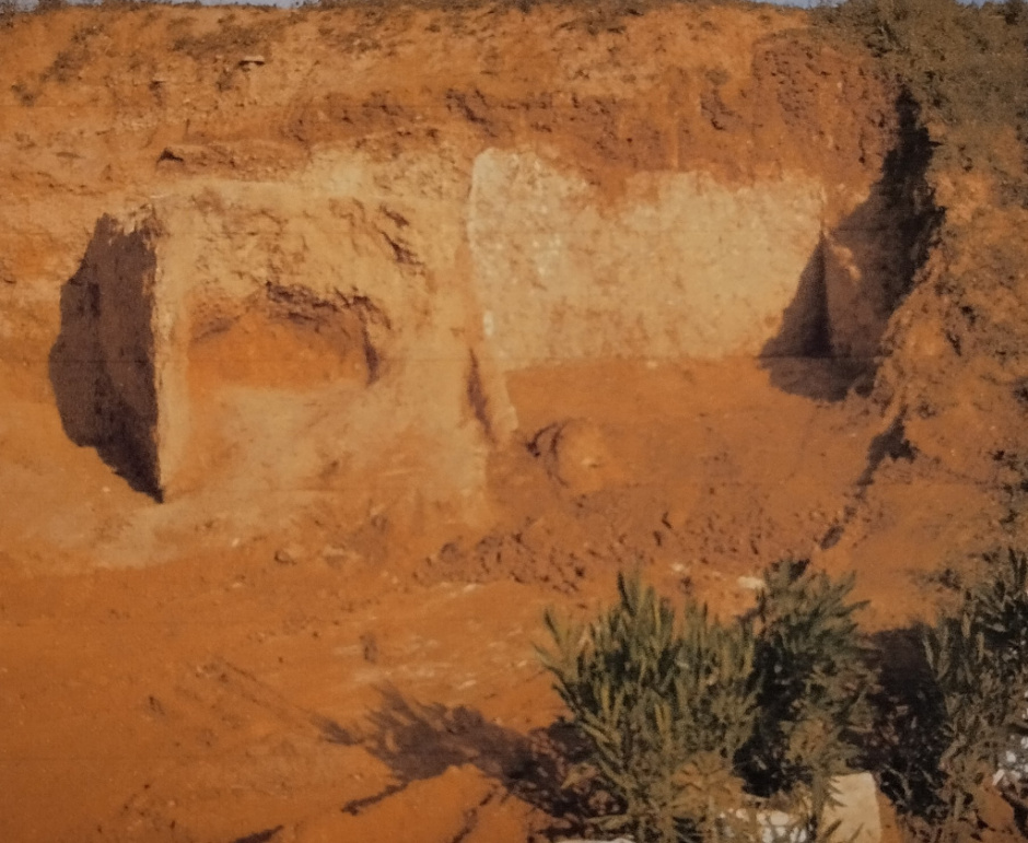 L'estructura de combustió durant la intervenció arqueològica de l'any 2007. Foto: Eva Maria Cano. Font: Arxiu Municipal de Sant Just Desvern.