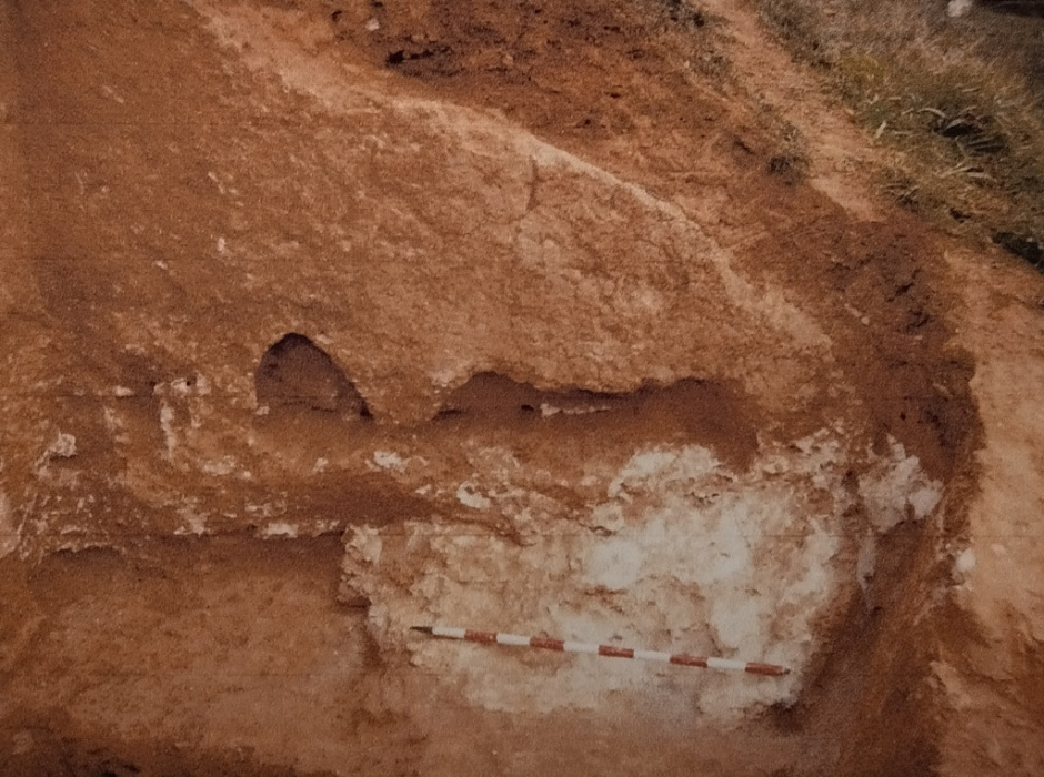 L'estructura de combustió durant la intervenció arqueològica de l'any 2007. Foto: Eva Maria Cano. Font: Arxiu Municipal de Sant Just Desvern.