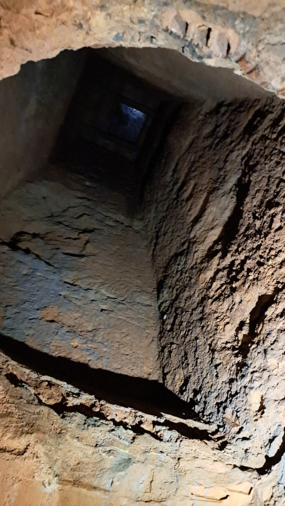 Pou d'extracció de les terres de l'excavació de la galeria del refugi. 