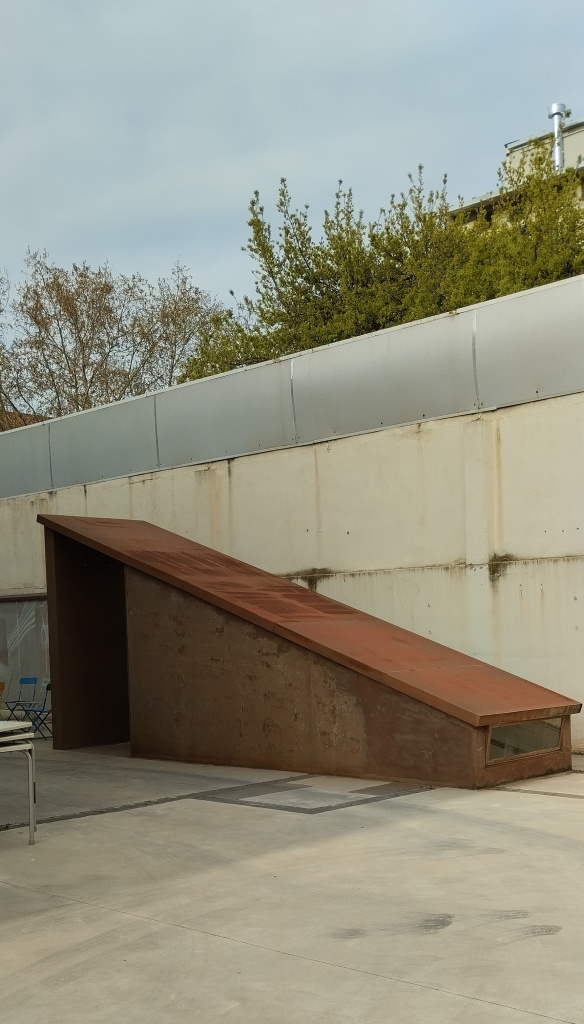 Porta d'accés al refugi antiaeri situada al pati de Les Escoles.