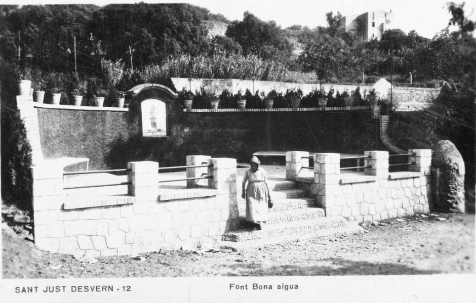 Imatge de la Font de la Bonaigua entre els anys 1933 i 1934. (Font: Arxiu Municipal de Sant Just Desvern. Fons: Josefina Modolell Ribalta).