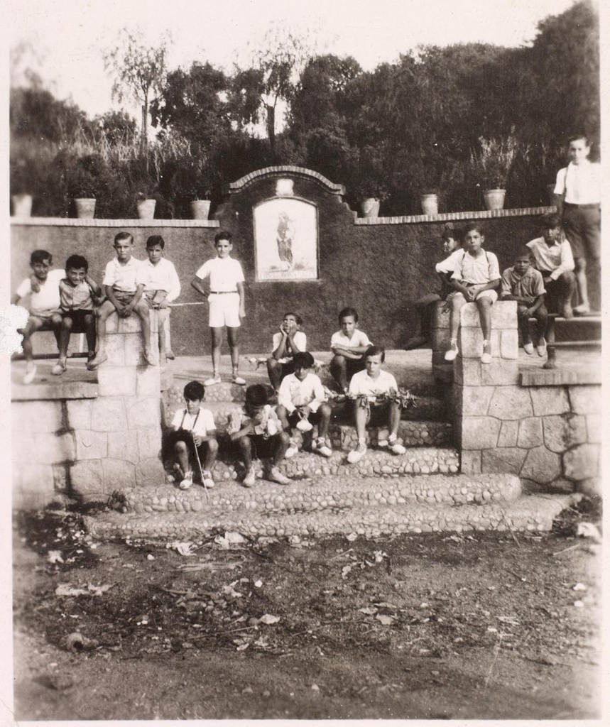 Grup de nois a la font l'any 1933. (Font: Arxiu Municipal de Sant Just Desvern. Fons: Montserrat Rajadell Puiggròs).