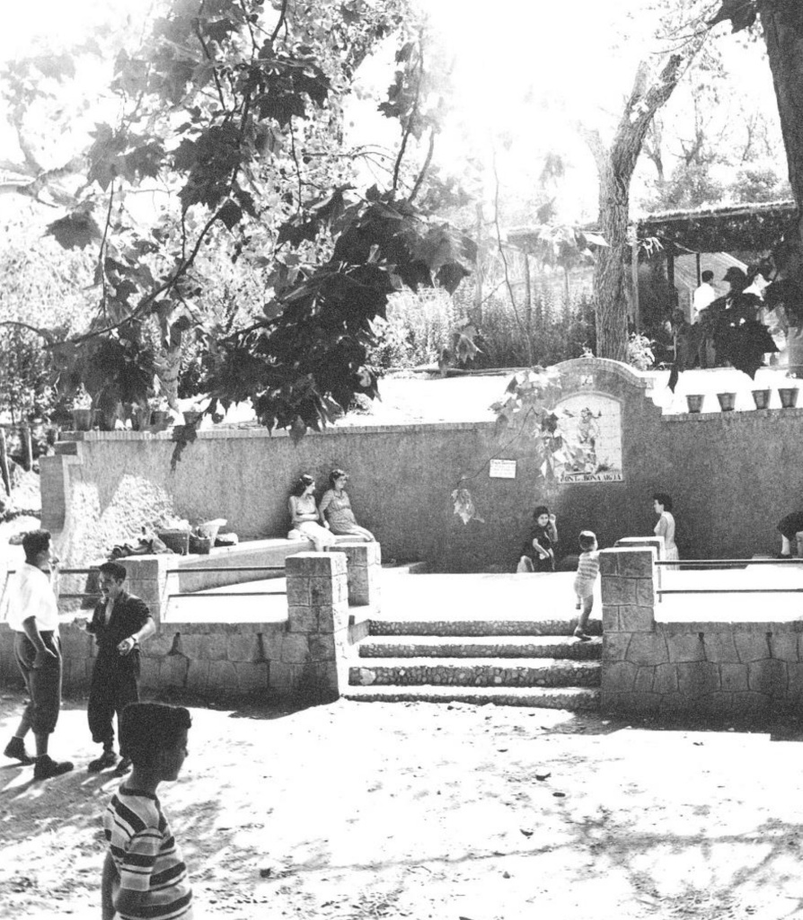 La font, en primer pla, l'estiu de 1960. Al fons es veu el quiosc de begudes. (Autor: Àngel Jiménez Huertas. Font: Arxiu Municipal de Sant Just Desvern). 